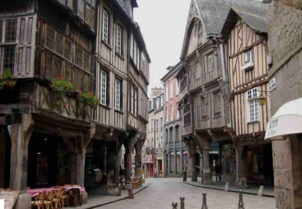 Appartement En Plein Coeur Historique De Dinan Esterno foto