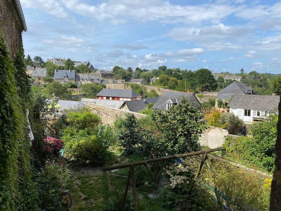 Appartement En Plein Coeur Historique De Dinan Esterno foto